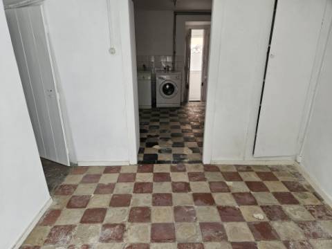 Rés-do-chão de moradia antiga - Parede Centro