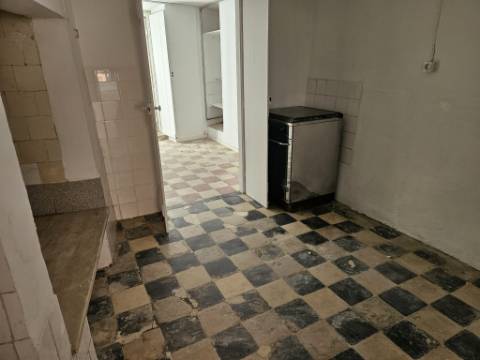 Rés-do-chão de moradia antiga - Parede Centro