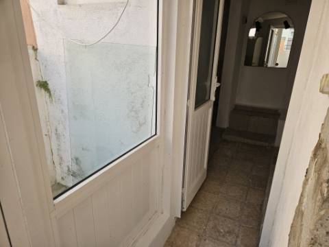 Rés-do-chão de moradia antiga - Parede Centro