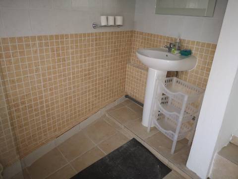 Rés-do-chão de moradia antiga - Parede Centro