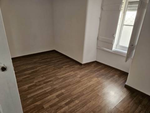 Rés-do-chão de moradia antiga - Parede Centro