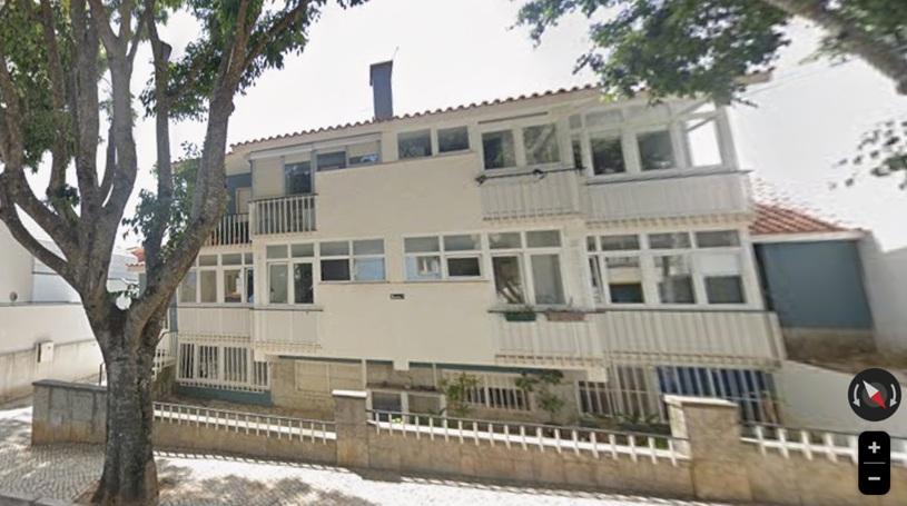 Apartamento T2 - Parede com estacionamento