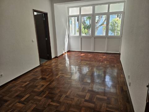 Apartamento T2 - Parede com estacionamento