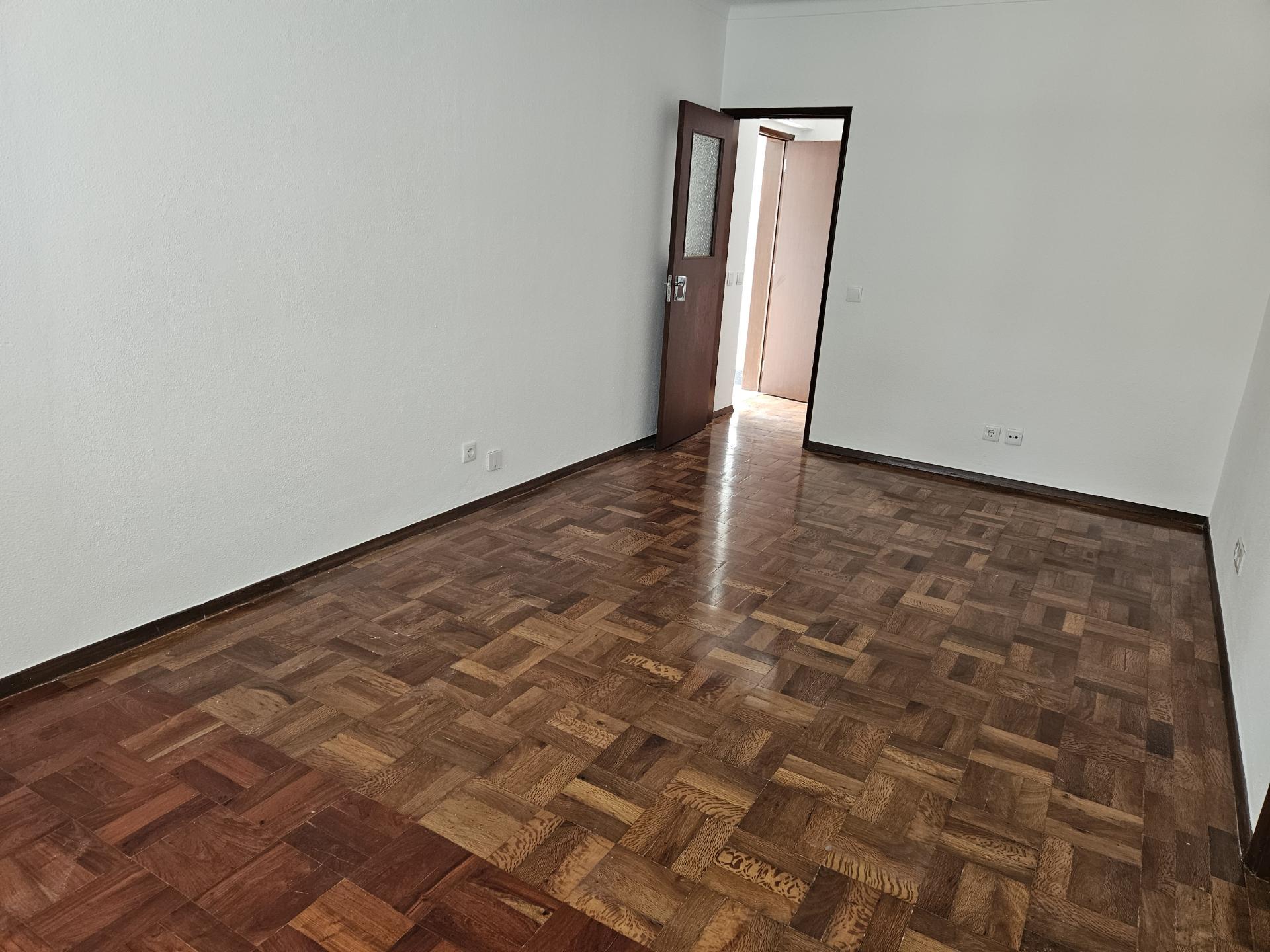 Apartamento T2 - Parede com estacionamento