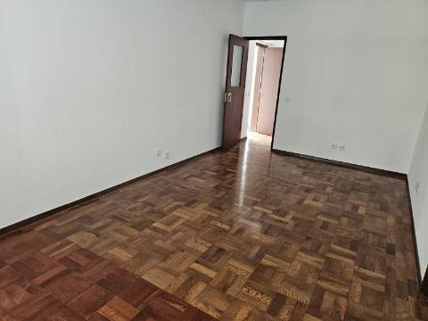 Apartamento T2 - Parede com estacionamento