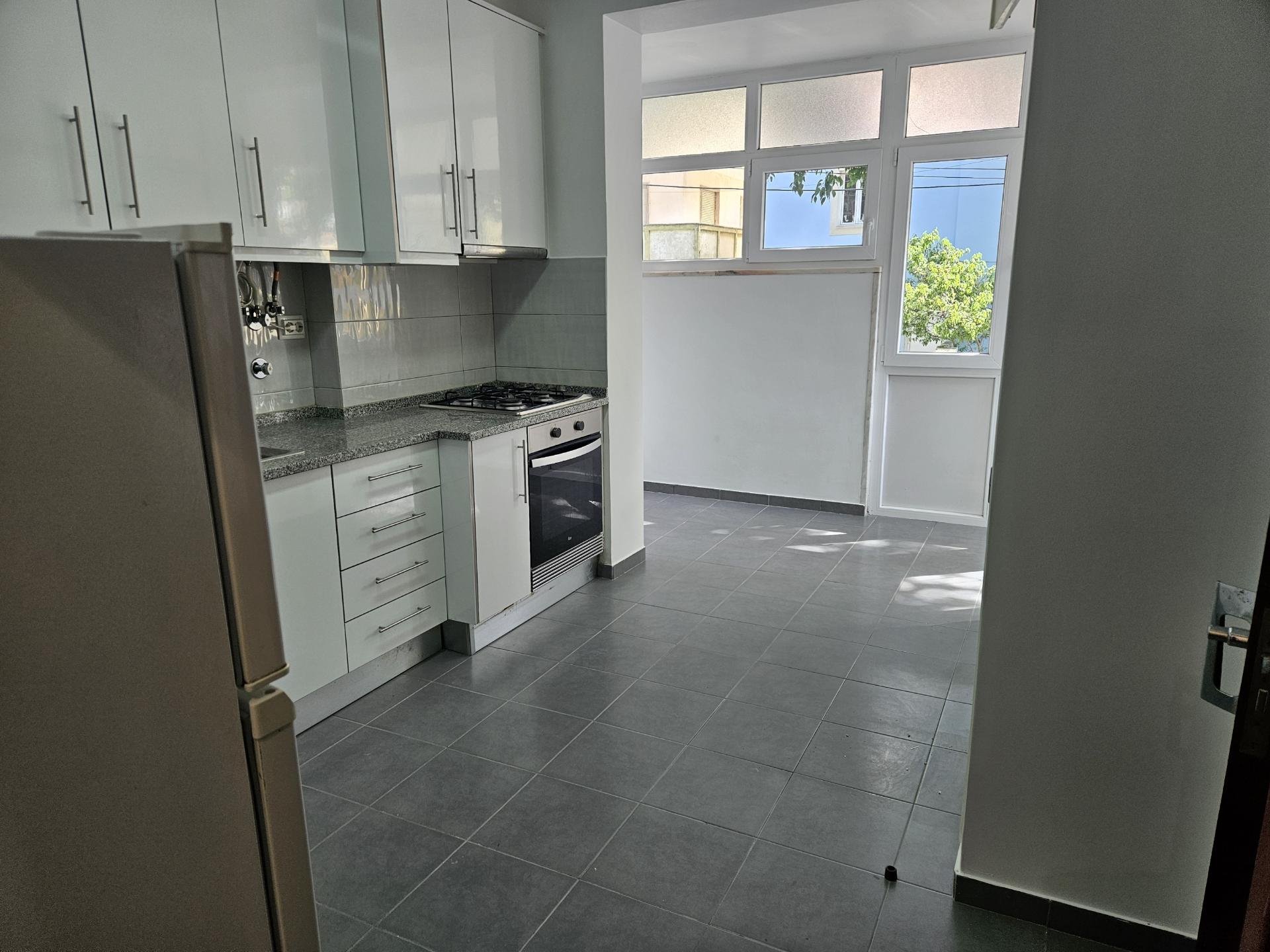 Apartamento T2 - Parede com estacionamento