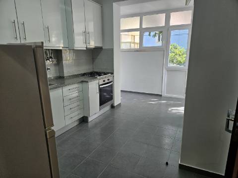 Apartamento T2 - Parede com estacionamento