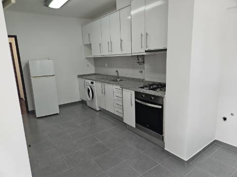 Apartamento T2 - Parede com estacionamento