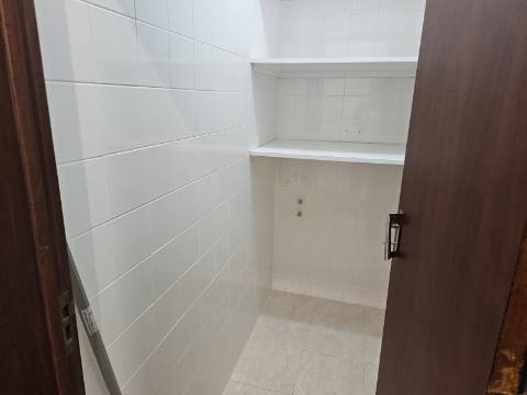 Apartamento T2 - Parede com estacionamento