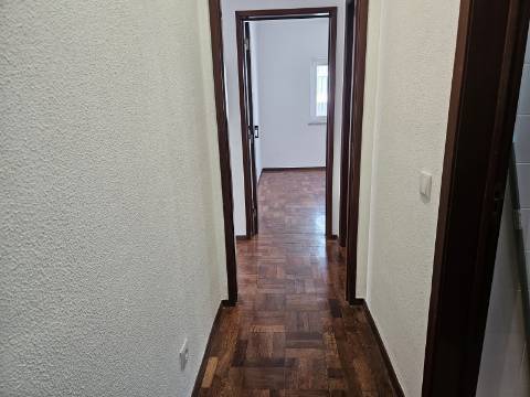 Apartamento T2 - Parede com estacionamento