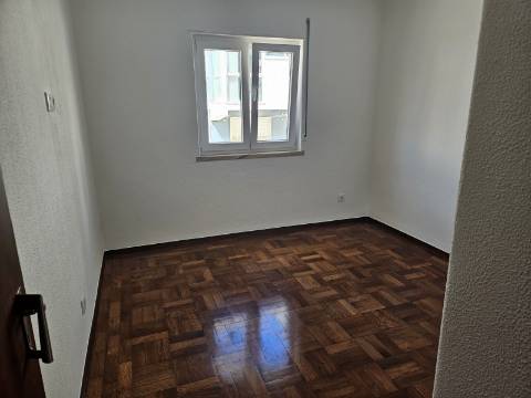 Apartamento T2 - Parede com estacionamento