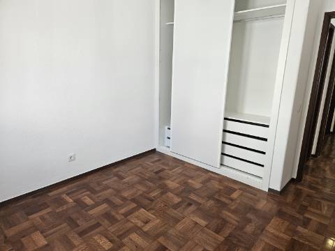 Apartamento T2 - Parede com estacionamento