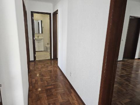 Apartamento T2 - Parede com estacionamento