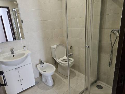 Apartamento T2 - Parede com estacionamento