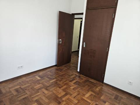 Apartamento T2 - Parede com estacionamento
