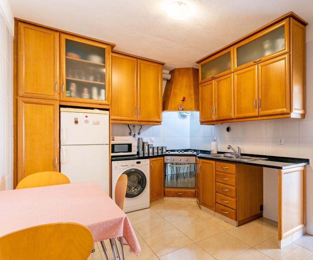 Apartamento T1 aem R/C de moradia bifamiliar, em Dois Portos, concelho de Torres Vedras.