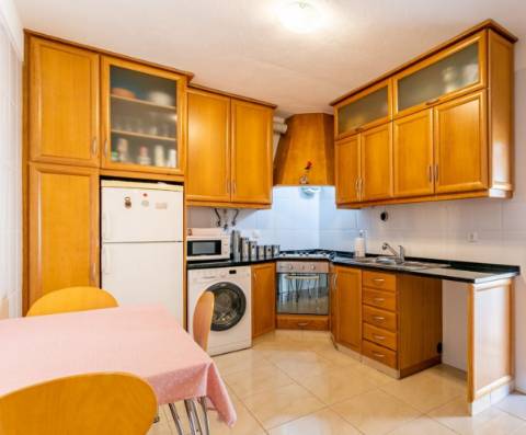 Apartamento T1 aem R/C de moradia bifamiliar, em Dois Portos, concelho de Torres Vedras.