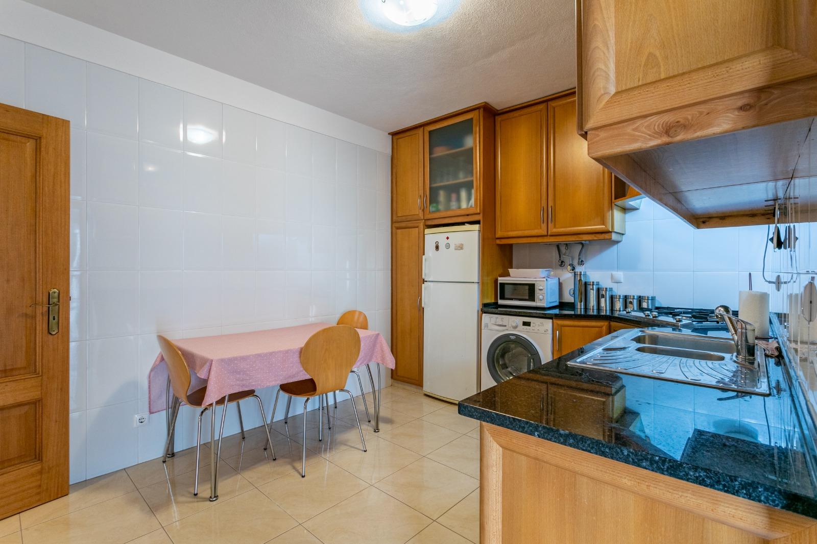 Apartamento T1 aem R/C de moradia bifamiliar, em Dois Portos, concelho de Torres Vedras.