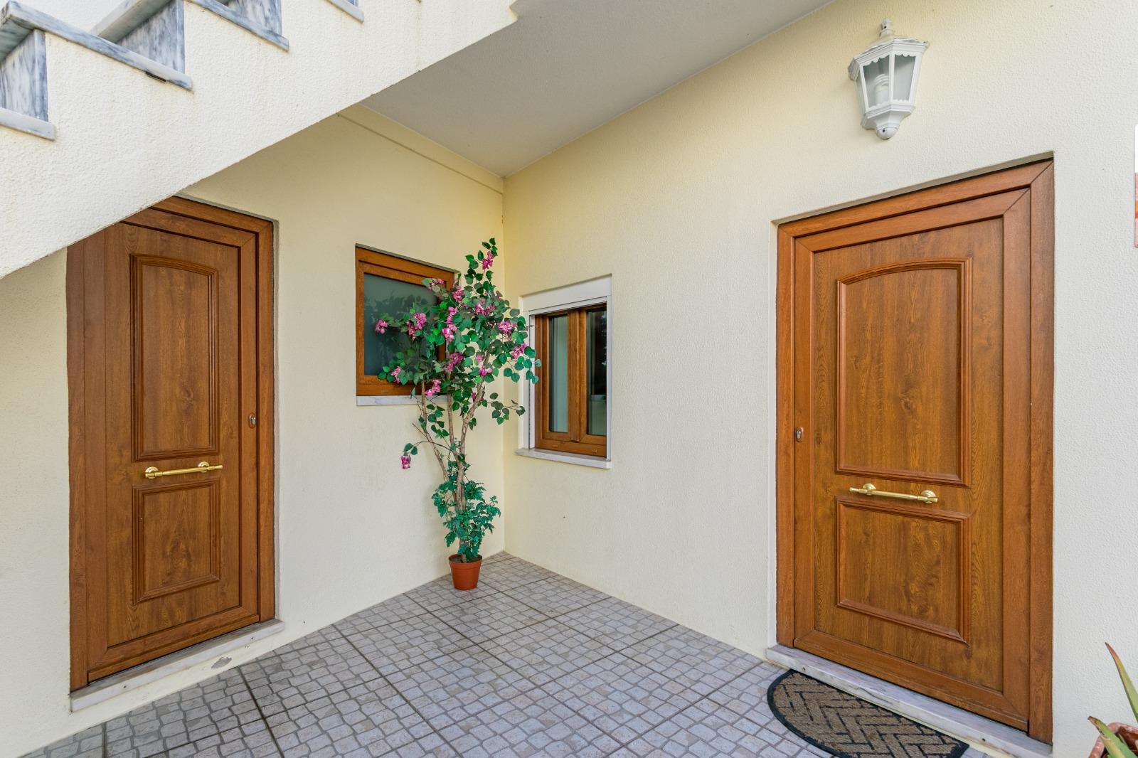 Apartamento T1 aem R/C de moradia bifamiliar, em Dois Portos, concelho de Torres Vedras.