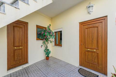 Apartamento T1 aem R/C de moradia bifamiliar, em Dois Portos, concelho de Torres Vedras.