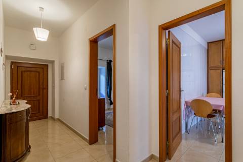 Apartamento T1 aem R/C de moradia bifamiliar, em Dois Portos, concelho de Torres Vedras.