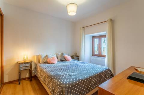 Apartamento T1 aem R/C de moradia bifamiliar, em Dois Portos, concelho de Torres Vedras.