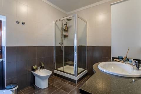 Apartamento T1 aem R/C de moradia bifamiliar, em Dois Portos, concelho de Torres Vedras.