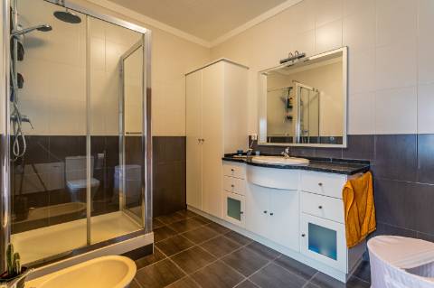 Apartamento T1 aem R/C de moradia bifamiliar, em Dois Portos, concelho de Torres Vedras.