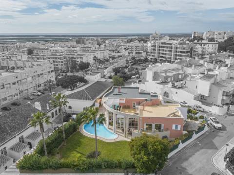 Exclusiva Moradia T5 com piscina no centro de Faro