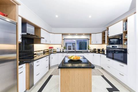 Exclusiva Moradia T5 com piscina no centro de Faro