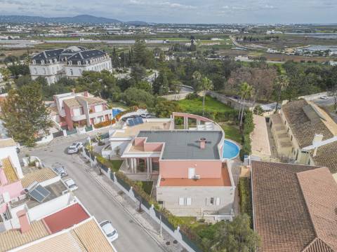 Exclusiva Moradia T5 com piscina no centro de Faro