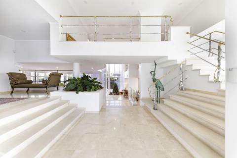 Exclusiva Moradia T5 com piscina no centro de Faro