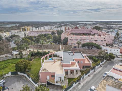 Exclusiva Moradia T5 com piscina no centro de Faro