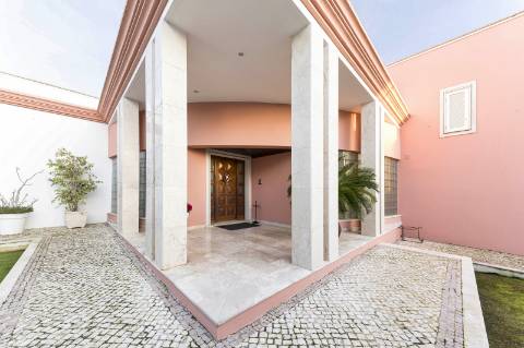 Exclusiva Moradia T5 com piscina no centro de Faro