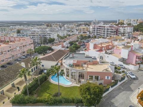 Exclusiva Moradia T5 com piscina no centro de Faro