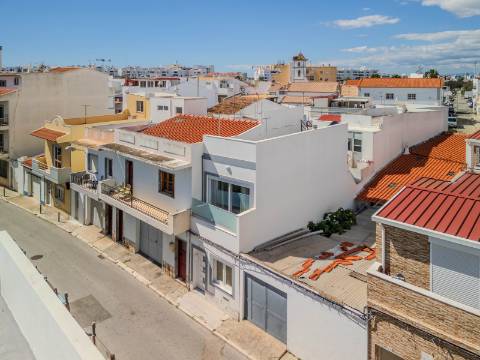 Quarteira - Duplex de 1 quarto com terraço espaçoso, totalmente remodelado