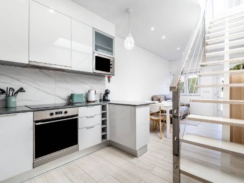 Quarteira - Duplex de 1 quarto com terraço espaçoso, totalmente remodelado