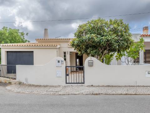 ALMANCIL (AREEIRO) - Moradia Geminada V2+1 com Piscina privada para Venda