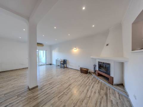 LOULÉ - Moradia com 3 Quartos em urbanização tranquila