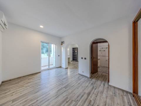 LOULÉ - Moradia com 3 Quartos em urbanização tranquila