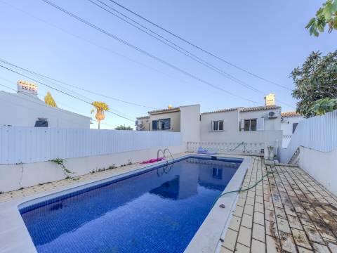 LOULÉ - Moradia com 3 Quartos em urbanização tranquila