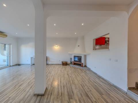 LOULÉ - Moradia com 3 Quartos em urbanização tranquila