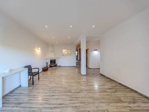 LOULÉ - Moradia com 3 Quartos em urbanização tranquila