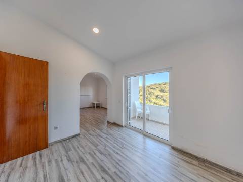 LOULÉ - Moradia com 3 Quartos em urbanização tranquila