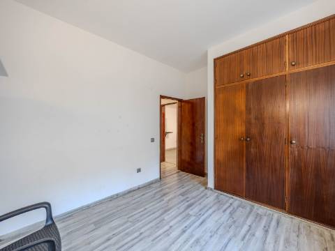 LOULÉ - Moradia com 3 Quartos em urbanização tranquila