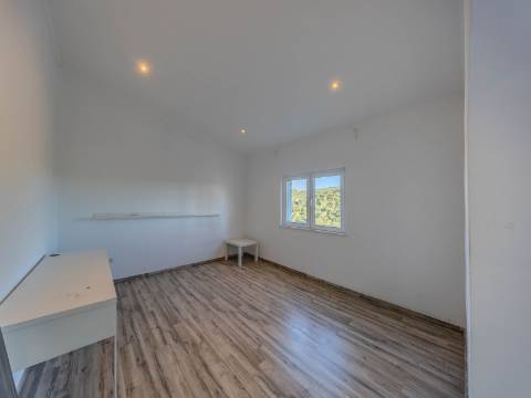 LOULÉ - Moradia com 3 Quartos em urbanização tranquila