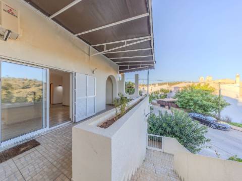 LOULÉ - Moradia com 3 Quartos em urbanização tranquila