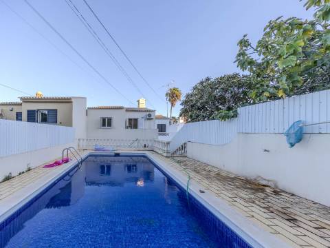 LOULÉ - Moradia com 3 Quartos em urbanização tranquila