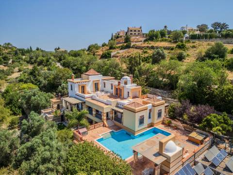 LOULÉ - Moradia de luxo com 4+1 quartos + Escritório, jardins, piscina aquecida e garagem