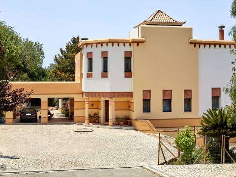 LOULÉ - Moradia de luxo com 4+1 quartos + Escritório, jardins, piscina aquecida e garagem